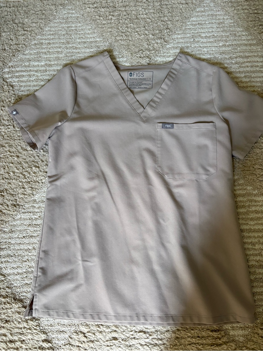 Figs women’s V-Neck Top in Taupe